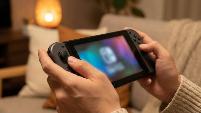 Nintendo Switchで2024年話題のインディーゲームをプレイする様子