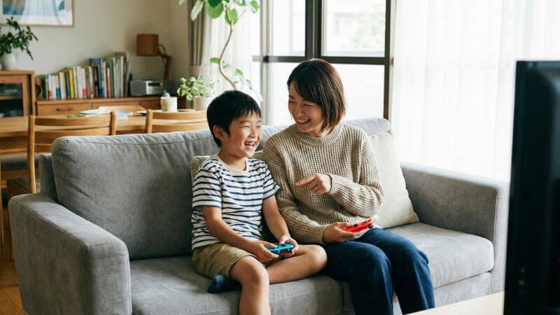 親子でNintendo Switchの子供向けインディーゲームを一緒に楽しむ家族